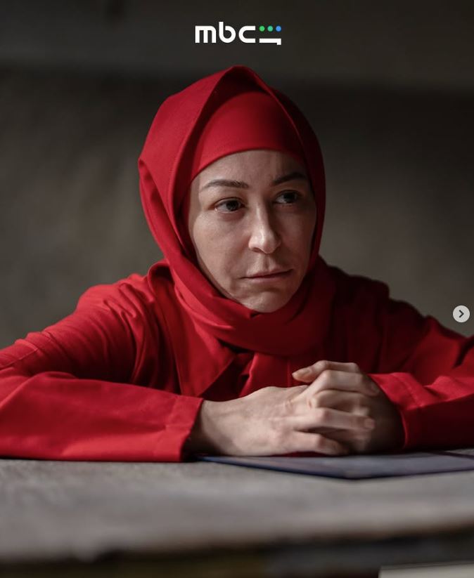 منة شلبي ببدلة أعدلم